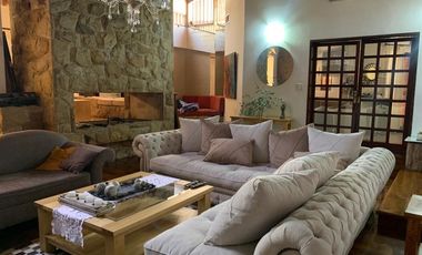 Casa en venta de cuatro dormitorios en Alejandro Centeno, Zona Norte