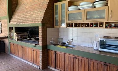 Casa en venta de cuatro dormitorios en Alejandro Centeno, Zona Norte