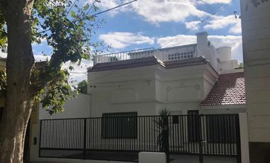Casa en venta - 4 dormitorios 3 baños 1 cochera - 250mts2 - La Plata [FINANCIADA]