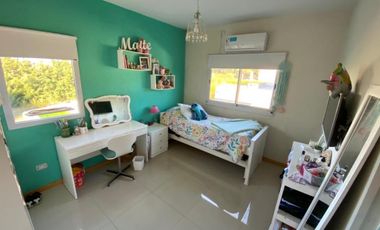 Casa en venta - 4 dormitorios 4 baños - 245mts2  - Villanueva