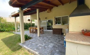 Casa en venta - 4 dormitorios 4 baños - 245mts2  - Villanueva