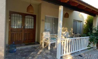 Casa en venta - 4 dormitorios 4 baños - 245mts2  - Villanueva
