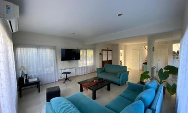 Casa en venta - 4 dormitorios 4 baños - 245mts2  - Villanueva