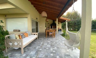 Casa en venta - 4 dormitorios 4 baños - 245mts2  - Villanueva