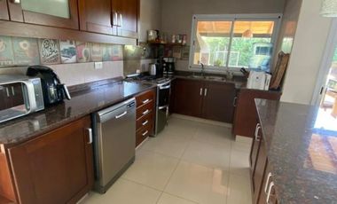 Casa en venta - 4 dormitorios 4 baños - 245mts2  - Villanueva