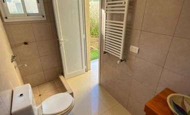 Casa en venta - 4 dormitorios 4 baños - 245mts2  - Villanueva