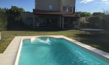 Casa en venta - 4 dormitorios 4 baños - 245mts2  - Villanueva