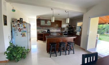 Casa en venta - 4 dormitorios 4 baños - 245mts2  - Villanueva