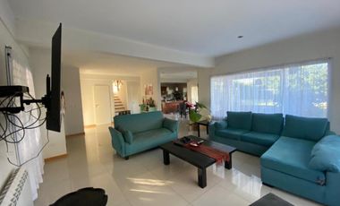 Casa en venta - 4 dormitorios 4 baños - 245mts2  - Villanueva