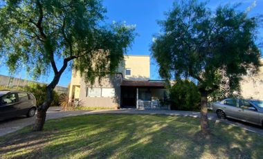 Casa en venta - 4 dormitorios 4 baños - 245mts2  - Villanueva