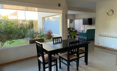 Casa en venta - 4 dormitorios 4 baños - 245mts2  - Villanueva