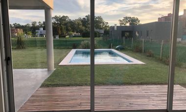 Casa en venta - 3 dormitorios 3 baños - cocheras - 200 mts2 - Guillermo E. Hudson