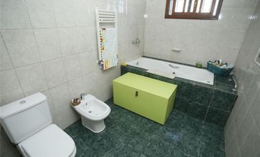 Casa en venta - 3 dormitorios 2 baños 2 cocheras - 230mts2 - Tolosa