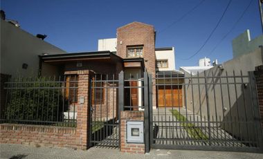Casa en venta - 3 dormitorios 2 baños 2 cocheras - 230mts2 - Tolosa