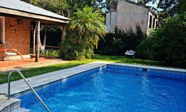 Casa en  muy buen estado, con patio amplio y piscina. Muy buen terreno.-