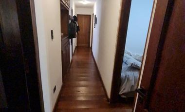 Casa en  muy buen estado, con patio amplio y piscina. Muy buen terreno.-