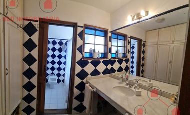 Casa en  muy buen estado, con patio amplio y piscina. Muy buen terreno.-