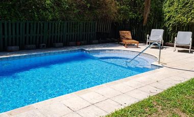 Casa en  muy buen estado, con patio amplio y piscina. Muy buen terreno.-