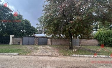 Casa en  muy buen estado, con patio amplio y piscina. Muy buen terreno.-