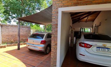 Casa en  muy buen estado, con patio amplio y piscina. Muy buen terreno.-