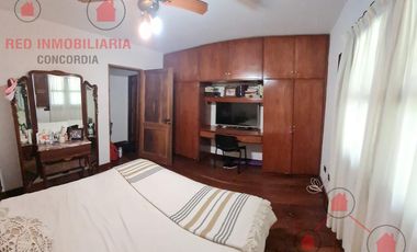 Casa en  muy buen estado, con patio amplio y piscina. Muy buen terreno.-