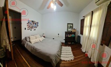 Casa en  muy buen estado, con patio amplio y piscina. Muy buen terreno.-