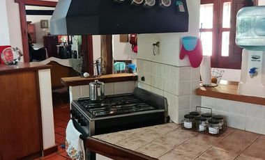 Casa en  muy buen estado, con patio amplio y piscina. Muy buen terreno.-