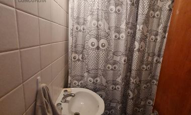 Casa en  muy buen estado, con patio amplio y piscina. Muy buen terreno.-