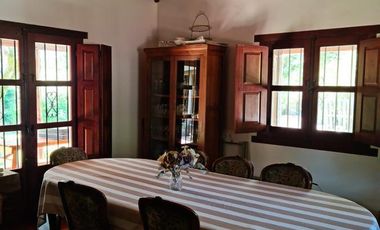 Casa en  muy buen estado, con patio amplio y piscina. Muy buen terreno.-