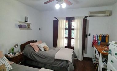 Casa en  muy buen estado, con patio amplio y piscina. Muy buen terreno.-