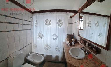 Casa en  muy buen estado, con patio amplio y piscina. Muy buen terreno.-