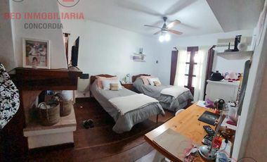 Casa en  muy buen estado, con patio amplio y piscina. Muy buen terreno.-
