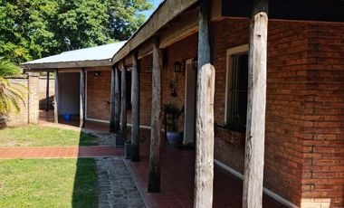 Casa en  muy buen estado, con patio amplio y piscina. Muy buen terreno.-