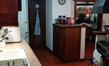 Casa en  muy buen estado, con patio amplio y piscina. Muy buen terreno.-
