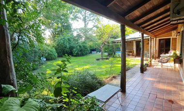 Casa en  muy buen estado, con patio amplio y piscina. Muy buen terreno.-