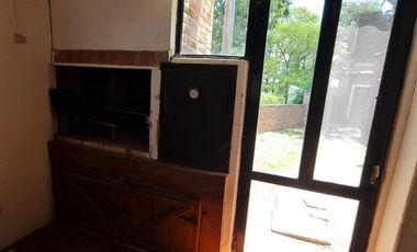 Casa en  muy buen estado, con patio amplio y piscina. Muy buen terreno.-