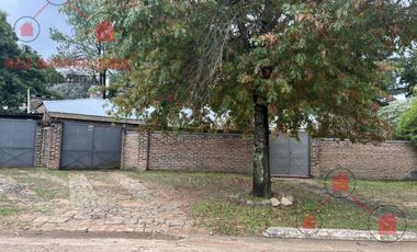 Casa en  muy buen estado, con patio amplio y piscina. Muy buen terreno.-