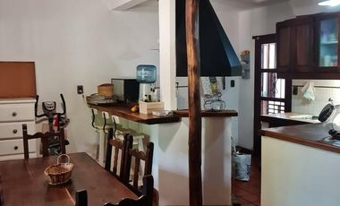 Casa en  muy buen estado, con patio amplio y piscina. Muy buen terreno.-