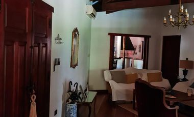 Casa en  muy buen estado, con patio amplio y piscina. Muy buen terreno.-