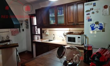 Casa en  muy buen estado, con patio amplio y piscina. Muy buen terreno.-