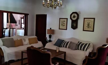 Casa en  muy buen estado, con patio amplio y piscina. Muy buen terreno.-