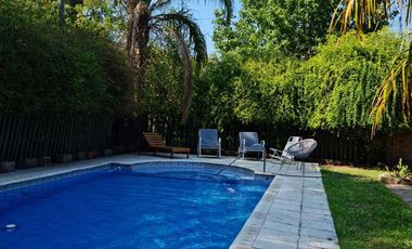 Casa en  muy buen estado, con patio amplio y piscina. Muy buen terreno.-