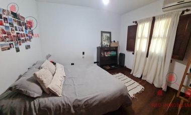 Casa en  muy buen estado, con patio amplio y piscina. Muy buen terreno.-