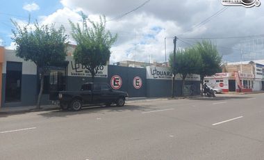 Renta Local en esquina avenida principal