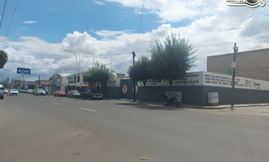 Renta Local en esquina avenida principal