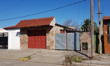 Casa en venta - 2 dormitorios 1 baño - Cochera - 311,6mts2 - Ensenada