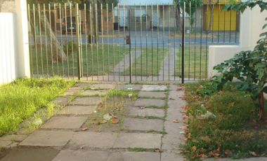 Casa en venta - 3 dormitorios, 1 baño - 124mts2 sobre lote de 155mts2 - Ensenada