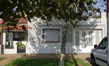 Casa en venta - 3 dormitorios, 1 baño - 124mts2 sobre lote de 155mts2 - Ensenada