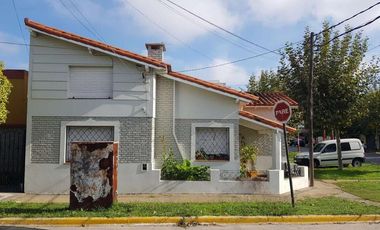 Casa en venta - 3 dormitorios, 1 baño - 124mts2 sobre lote de 155mts2 - Ensenada