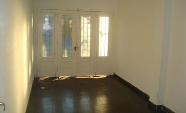 Casa en venta - 3 dormitorios, 1 baño - 124mts2 sobre lote de 155mts2 - Ensenada
